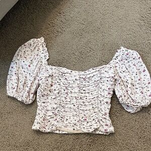 ASTR The label ruched puff sleeve top in cream lavender ditsy